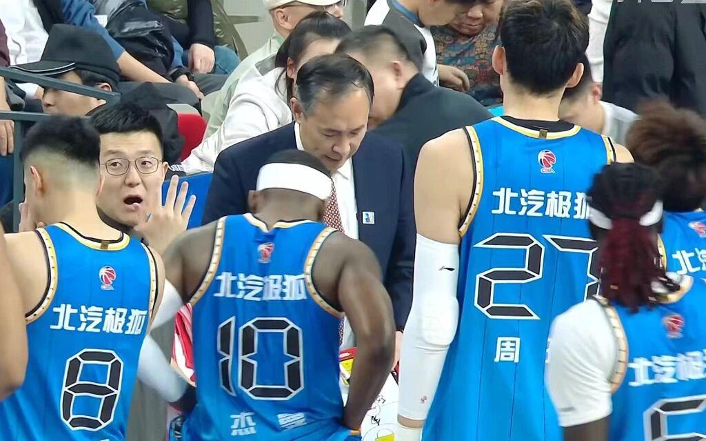 乐鱼电竞-北京男篮继续追逐戴维斯 杨鸣力挺杜锋 曾繁日拳击刘全兴下体被罚
